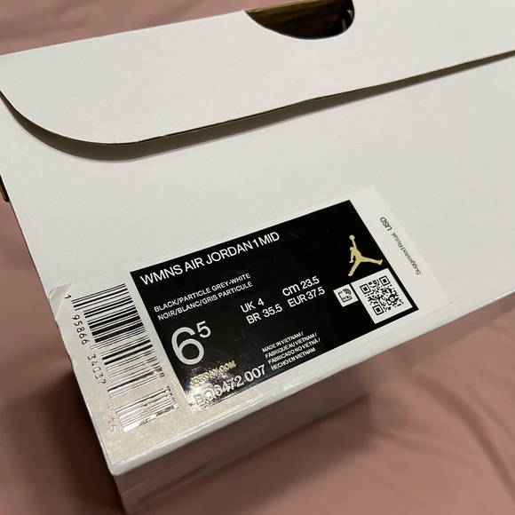 Air Jordan 1 Mids - Picture 8 of 8